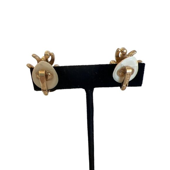 Crown Trifari Vintage Brushed Gold Tone Leaf Motif Clip-on Earrings Faux Pearls - Picture 5 of 11